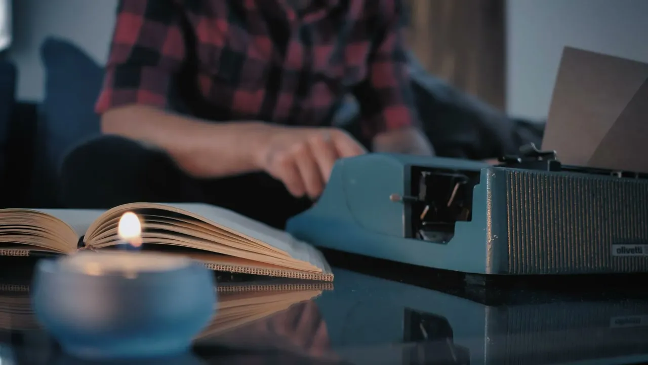 Manos escribiendo a máquina (video de muestra)